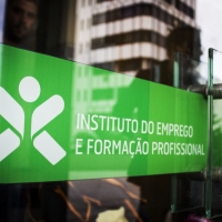 Empresas que contratem desempregados podem concorrer a apoio do Estado