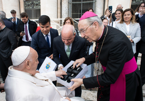 Papa Francisco recebe sapatos portugueses 