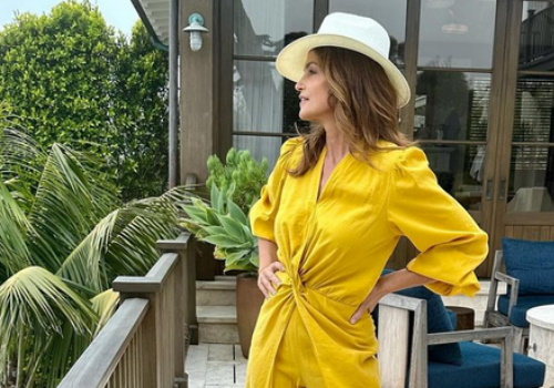  Cindy Crawford rende-se ao calçado nacional