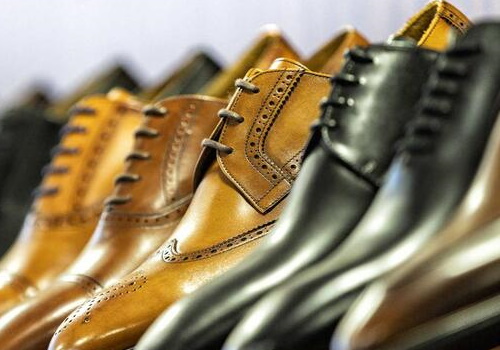 Indústria leva engraxadores a Milão em defesa do calçado de couro