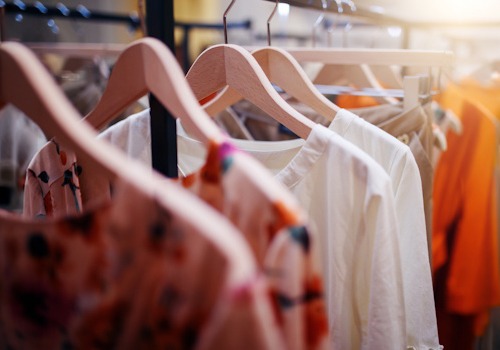 União Europeia proíbe grandes empresas de destruírem calçado e vestuário não vendido