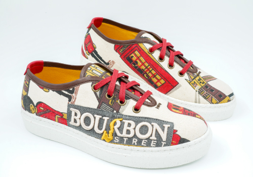 Sapatilhas criadas com peças de tecido repletas de histórias