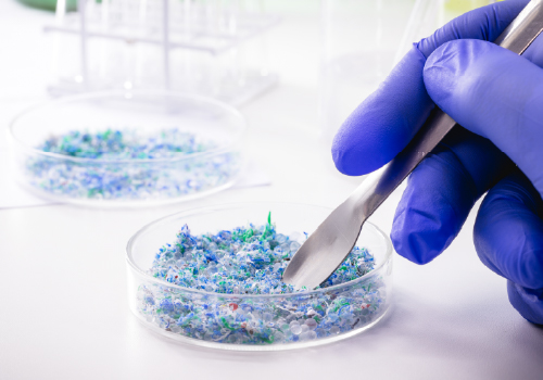 Novas regras europeias sobre microplásticos: o que muda para o setor
